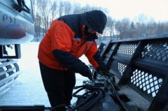 他们负责着雪道等场地的