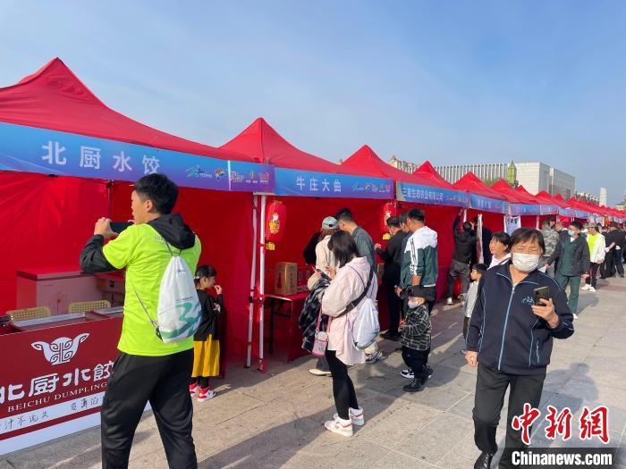 海城首届半程马拉松鸣笛开跑，晨风线性风景串