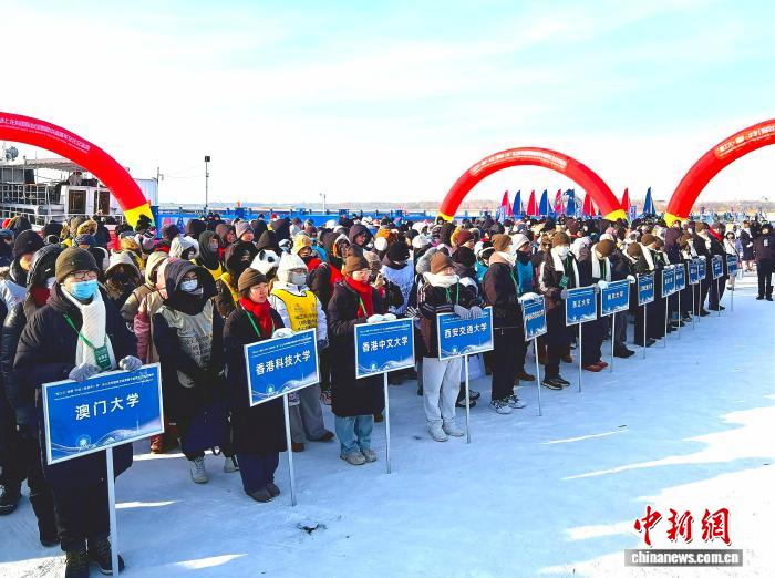 中外高校学子冰上龙舟赛松花江竞逐