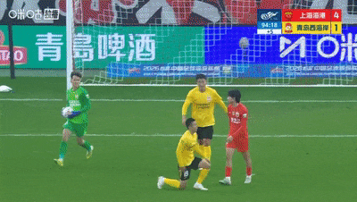 武磊干扰门将发球被黄牌警告 裁判判罚尺度引争