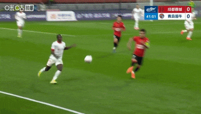 武磊干扰门将发球被黄牌警告 裁判判罚尺度引争