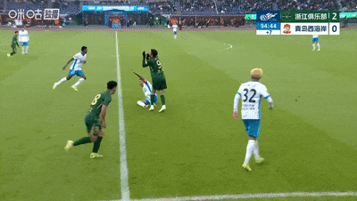 武磊干扰门将发球被黄牌警告 裁判判罚尺度引争