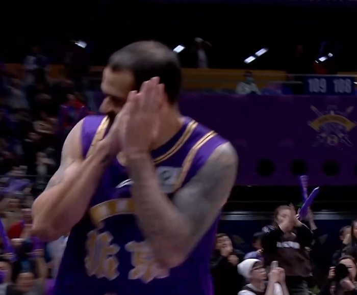 深圳男篮绝杀北控延续9连胜 史密斯踩线三分定乾