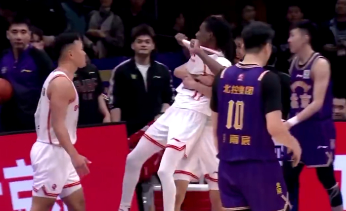 深圳男篮绝杀北控延续9连胜 史密斯踩线三分定乾