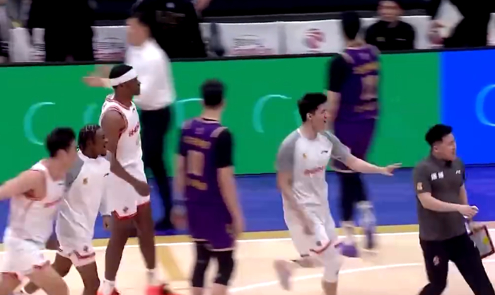 深圳男篮绝杀北控延续9连胜 史密斯踩线三分定乾