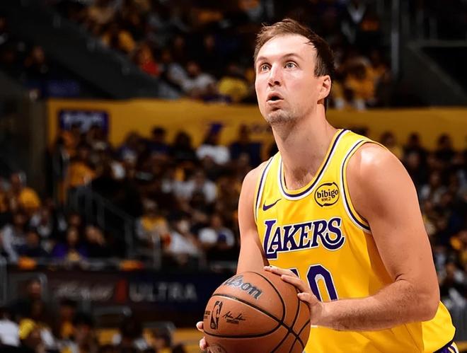 湖人三叉戟爆发力助阵 肯纳德三分神射掀翻火箭