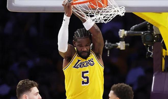 湖人三叉戟爆发力助阵 肯纳德三分神射掀翻火箭