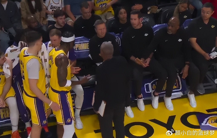 雷迪克怒斥球员引冲突 湖人首节换人频繁战术调