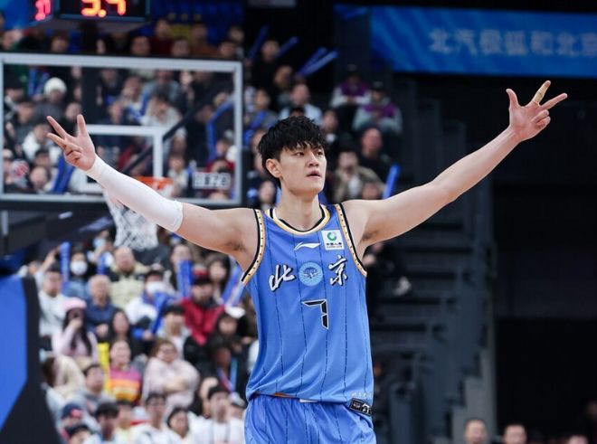 曾凡博80天后复出迎战吉林 为季后赛蓄力